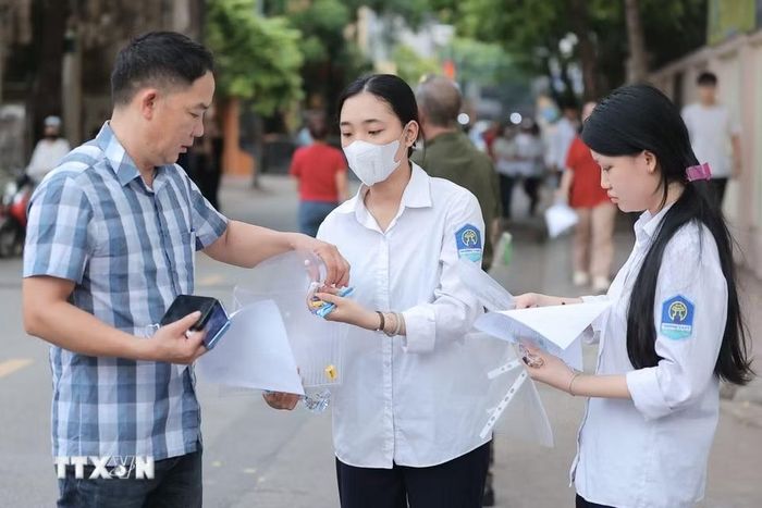 Thí sinh đến dự thi tại điểm thi Trường THPT Nguyễn Gia Thiều (Hà Nội). (Ảnh: Minh Quyết/TTXVN)