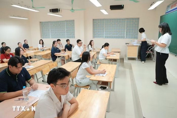 Thí sinh bước vào môn thi đầu tiên - môn Ngữ văn. (Ảnh: Minh Quyết/TTXVN)