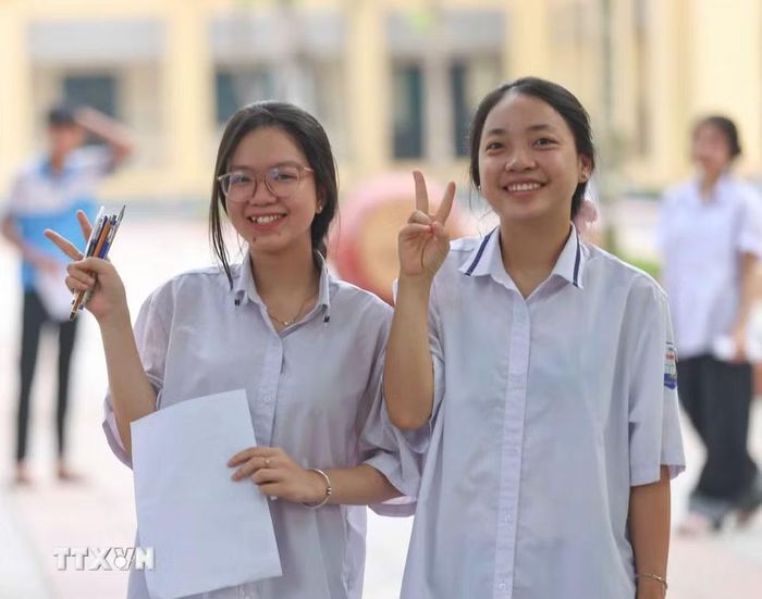 Thí sinh tới điểm thi Trường THPT Kim Động (Hưng Yên) dự thi môn Ngữ Văn. (Ảnh: Thanh Tùng/TTXVN)