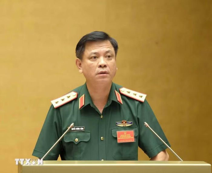 Thượng tướng Nguyễn Trường Thắng, Ủy viên Trung ương Đảng, Thứ trưởng Bộ Quốc phòng trình bày tham luận tại hội nghị. (Ảnh: Phương Hoa/TTXVN)