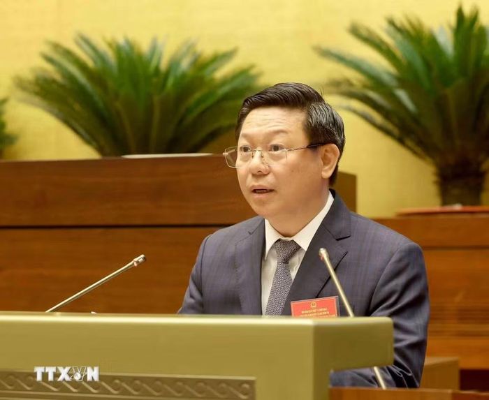 Đồng chí Trần Thanh Lâm, Ủy viên Trung ương Đảng, Phó Trưởng ban Tuyên giáo và Dân vận Trung ương thông qua chương trình hội nghị. (Ảnh: Phương Hoa/TTXVN)
