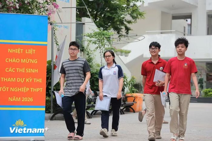 Đề thi được nhận xét là "dễ thở," thí sinh nhẹ nhàng hoàn thành môn thi đầu tiên trong cảm xúc thoải mái. (Ảnh: Hoài Nam/Vietnam+)