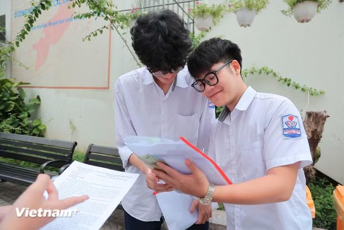 Buổi thi chiều sẽ có thời lượng 90 phút, khuyến cáo học sinh đến điểm thi sớm từ 30-45 phút như thường lệ để chuẩn bị tâm lý, tránh rủi ro khi đi lại, đảm bảo chuẩn bị đúng và đủ những vật dụng cần mang theo. (Ảnh: Hoài Nam/Vietnam+)