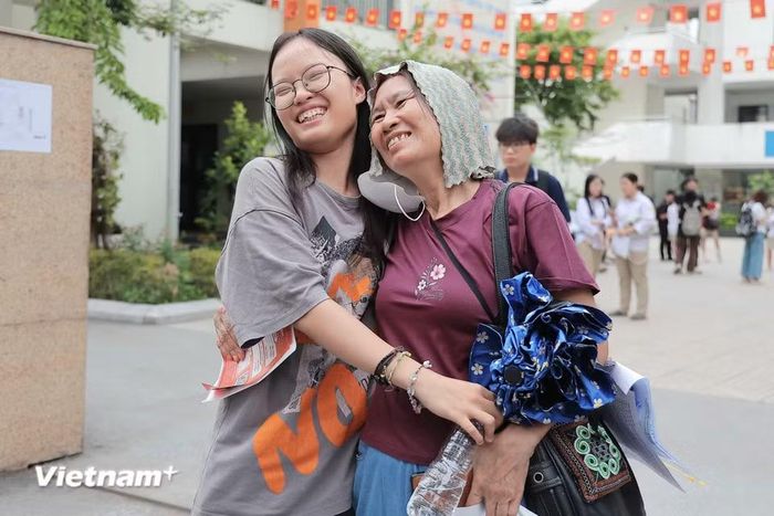 9 giờ 35 phút sáng 11/6, các sỹ tử chính thức hết giờ làm bài môn Ngữ văn, cũng là môn thi đầu tiên của Kỳ thi Tốt nghiệp Trung học phổ thông năm 2026. (Ảnh: Hoài Nam/Vietnam+)