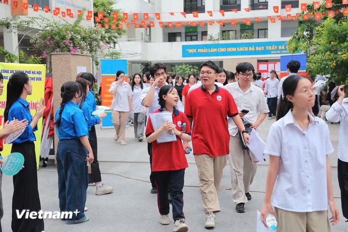 Chiều nay, thí sinh sẽ được phát đề bài thi môn Toán lúc 14 giờ 20 phút, bắt đầu làm bài từ 14 giờ 30 phút. (Ảnh: Hoài Nam/Vietnam+)