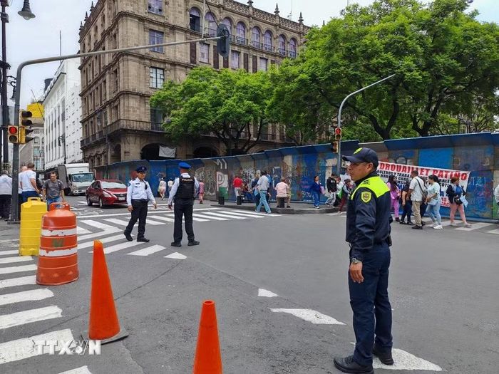 Một số khu vực quanh quảng trường Zócalo ở thủ đô Mexico City được rào chắn để phục vụ công tác chỉnh trang trước ngày hội bóng đá lớn nhất hành tinh. (Ảnh: Phương Lan/TTXVN)