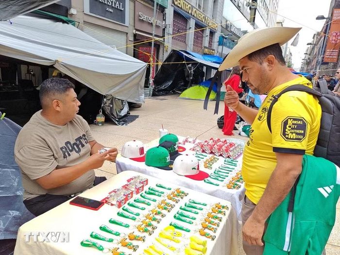 Du khách lựa chọn các mặt hàng lưu niệm World Cup tại khu vực trung tâm Mexico City. (Ảnh: Phương Lan/TTXVN)