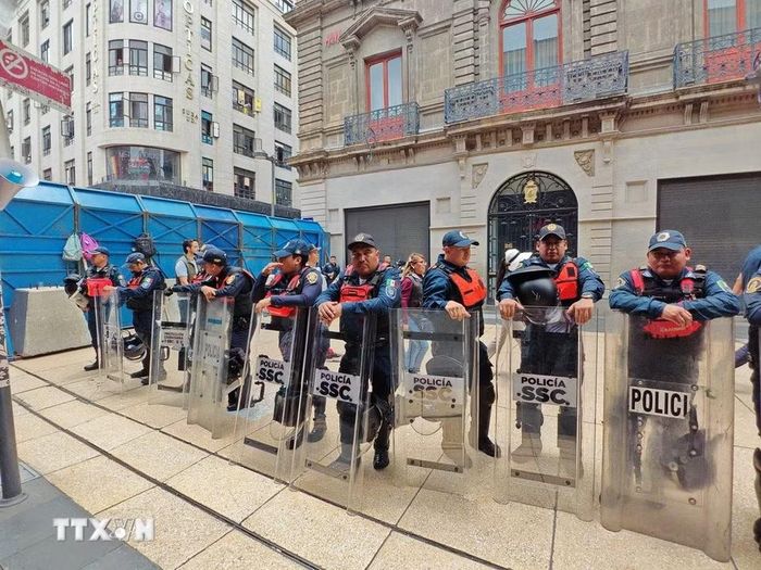 Lực lượng cảnh sát kiểm soát an ninh tại quảng trường Zócalo, nơi dự kiến diễn ra nhiều hoạt động dành cho người hâm mộ World Cup. (Ảnh: Phương Lan/TTXVN)