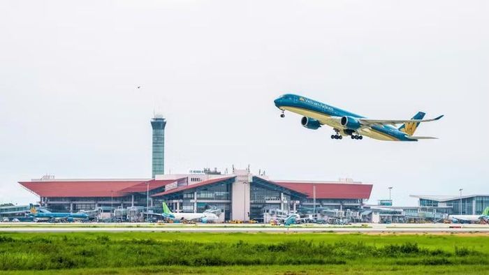 Dự kiến sản lượng hành khách, tàu bay cất hạ cánh tiếp tục duy trì ở mức cao trong giai đoạn cao điểm Hè 2026. (Ảnh: PV/Vietnam+)