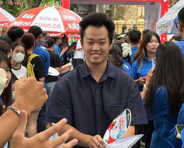 Thí sinh rời điểm thi Trường Trung học phổ thông Trần Phú - Hoàn Kiếm sau buổi thi môn Ngữ văn. (Ảnh: PV/Vietnam+)