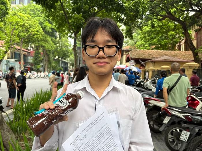 Đồng Lê Hưng, học sinh Trường Trung học phổ thông Việt Đức chia sẻ sau buổi thi. (Ảnh: PV/Vietnam+)