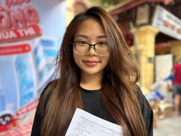 Lê Minh Châu, học sinh Trung tâm Giáo dục thường xuyên Nguyễn Văn Tố chia sẻ về đề thi. (Ảnh: PV/Vietnam+)