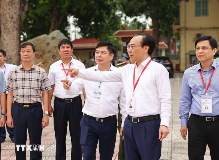 Bộ trưởng Bộ Giáo dục và Đào tạo Hoàng Minh Sơn cùng đoàn công tác tại điểm thi Trường THPT Kim Động (Hưng Yên). (Ảnh: Thanh Tùng/TTXVN)
