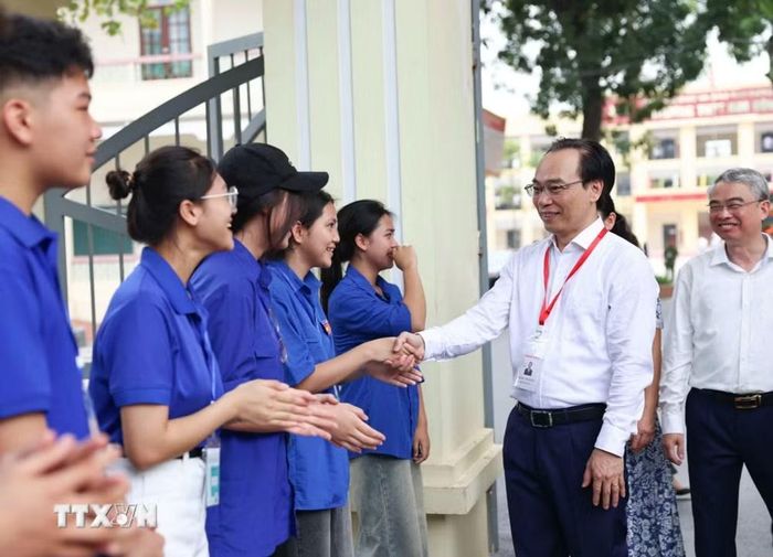 Bộ trưởng Bộ Giáo dục và Đào tạo Hoàng Minh Sơn động viên, trao đổi cùng các lực lượng phục vụ kỳ thi tốt nghiệp THPT năm 2026 tại tỉnh Hưng Yên. (Ảnh: Thanh Tùng/TTXVN)