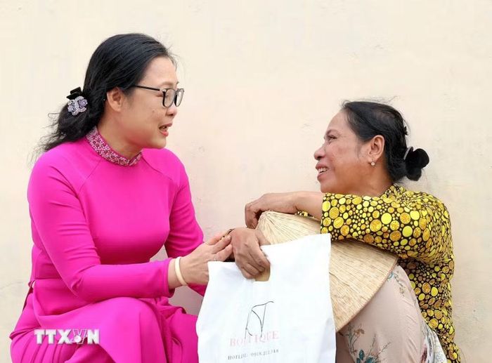 Thứ trưởng Bộ Giáo dục và Đào tạo Nguyễn Thị Quyên Thanh động viên phụ huynh tại điểm thi Trường THPT Ô Môn. (Ảnh: Ánh Tuyết/TTXVN)