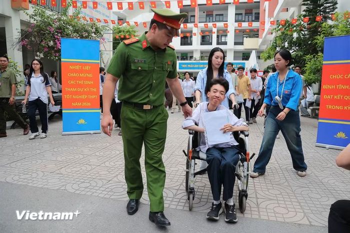 Sự xuất hiện của thí sinh đặc biệt đã thu hút sự chú ý của lực lượng chức năng, lực lượng tình nguyện, ngay lập tức em đã nhận được sự giúp đỡ của các anh, chị. (Ảnh: Hoài Nam/Vietnam+)