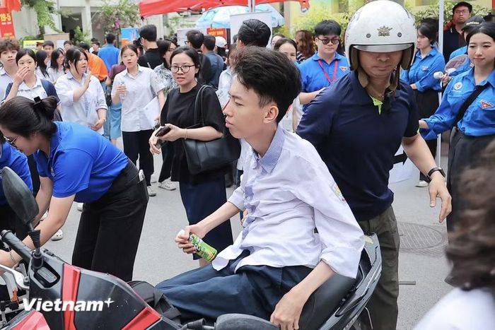 Việc đi lại của Sơn phải dựa hoàn toàn vào phụ huynh trong gia đình. Vợ chồng anh Lâm đã đồng hành với con từ những ngày đầu đi học mầm non cho đến nay. (Ảnh: Hoài Nam/Vietnam+)