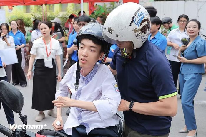 “Con đã trải qua nhiều kỳ thi nhưng đây là kỳ thi tôi xúc động và lo lắng nhất," anh Đinh Thanh Lâm bộc bạch. (Ảnh: Hoài Nam/Vietnam+)