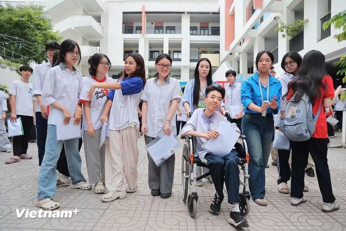 Người cha 46 tuổi cho biết cho biết con đã dậy từ 5 giờ sáng nay để chuẩn bị cho ngày thi đầu tiên. Gửi gắm con cho lực lượng hỗ trợ tại chỗ, anh dõi theo đến khi con được đưa vào trong phòng thi mới cảm thấy yên tâm. "Tôi đứng bên ngoài đợi chờ mong con thi đạt kết quả tốt nhất," anh Lâm chia sẻ. (Ảnh: Hoài Nam/Vietnam+)
