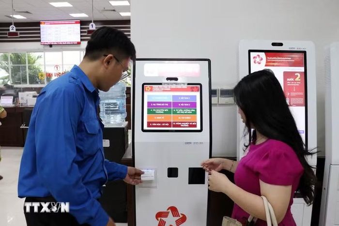 Hướng dẫn người dân làm thủ tục tại Trung tâm phục vụ hành chính công phường Phú Nhuận. (Ảnh: Tiến Lực/TTXVN)