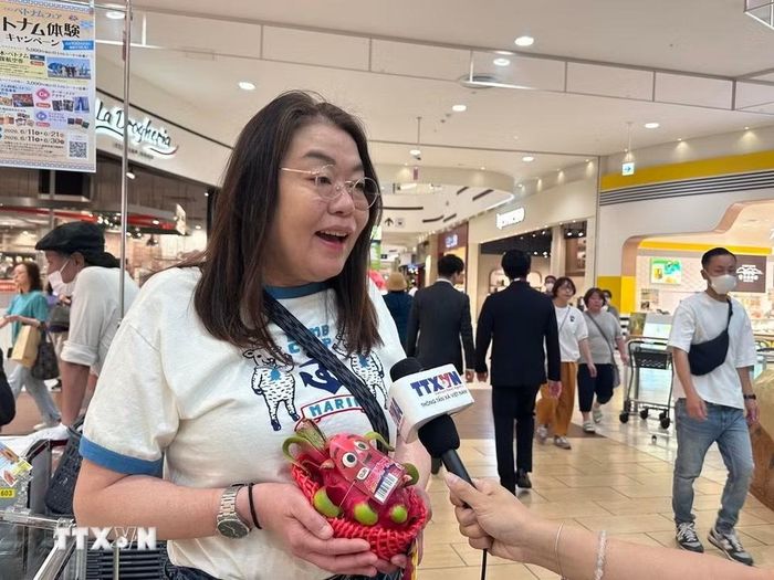 Một người tiêu dùng Nhật Bản hào hứng chia sẻ sự yêu thích trái cây Việt Nam. (Ảnh: Nguyễn Tuyến/TTXVN)