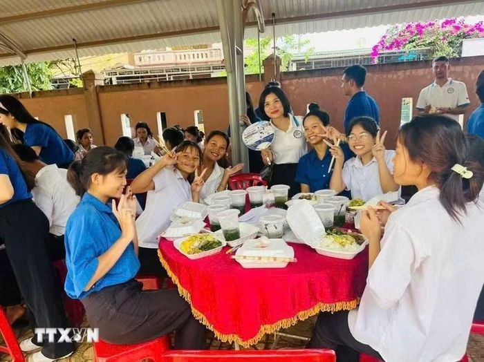Các thí sinh người đồng bào dân tộc thiểu số được hỗ trợ cơm trưa miễn phí. (Ảnh: TTXVN phát)