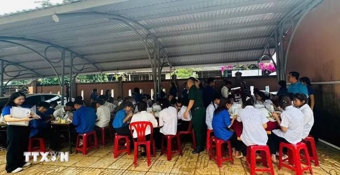 Các thí sinh người đồng bào dân tộc thiểu số được hỗ trợ cơm trưa miễn phí. (Ảnh: TTXVN phát)
