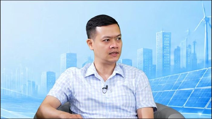 Ông Phạm Minh Đức, Phó Trưởng phòng Điều độ, (NSMO) chia sẻ tại tọa đàm. (Ảnh: PV/Vietnam+)