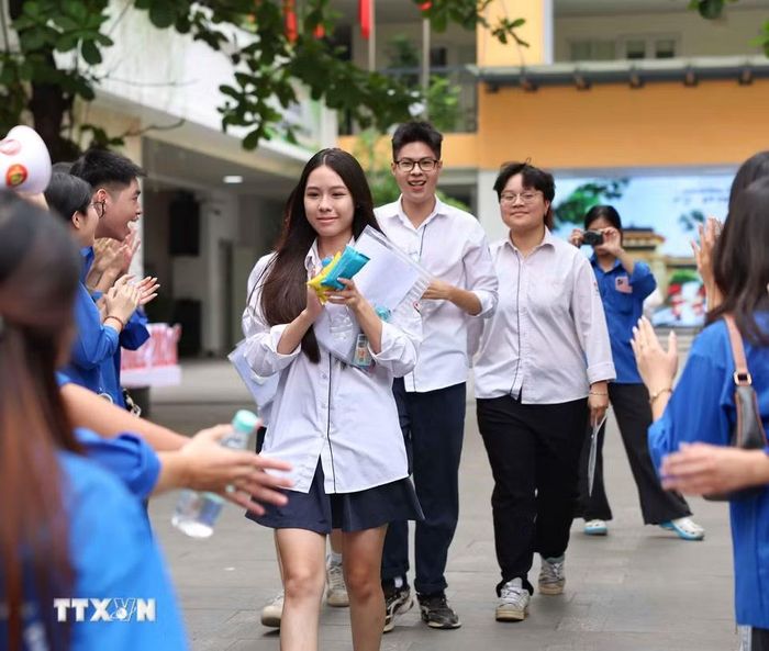 Thí sinh hoàn thành môn thi đầu tiên tại điểm thi Trường THCS Ngô Sĩ Liên (phường Cửa Nam). )Ảnh: Thanh Tùng/TTXVN)