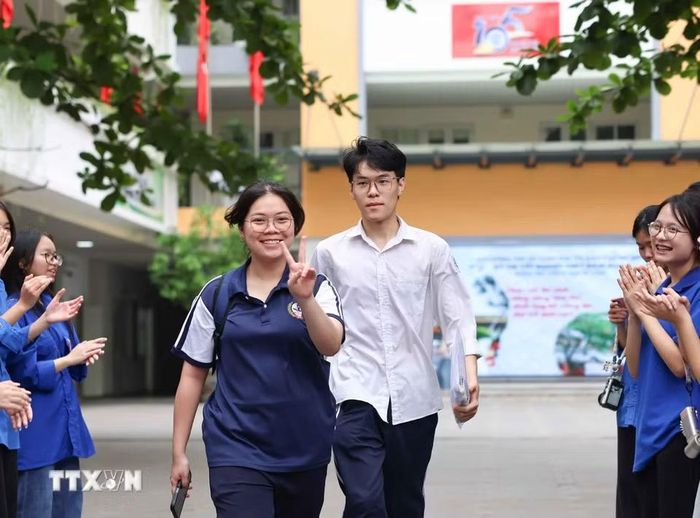 Thí sinh hoàn thành môn thi đầu tiên tại điểm thi Trường THCS Ngô Sĩ Liên (phường Cửa Nam). )Ảnh: Thanh Tùng/TTXVN)