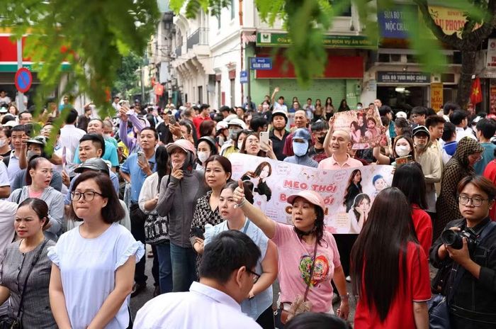 Phụ huynh, người thân chờ đón thí sinh bên ngoài điểm thi Trường THCS Ngô Sĩ Liên (phường Cửa Nam). (Ảnh: Thanh Tùng/ TTXVN)