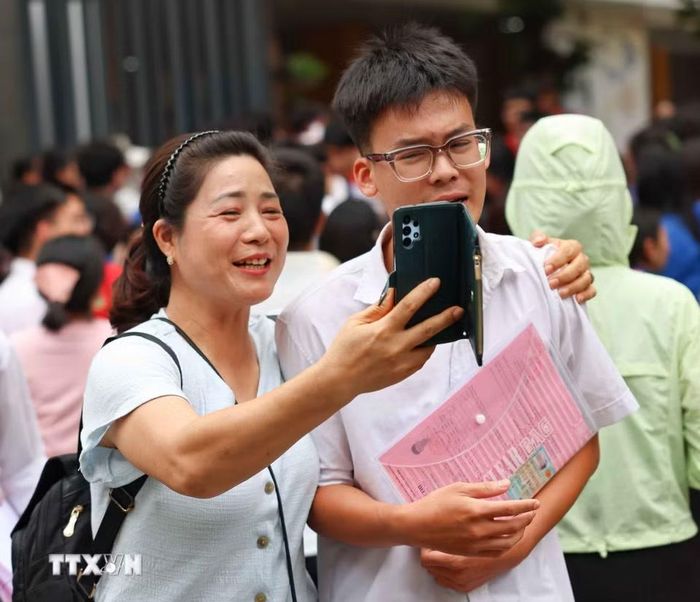 Cảm xúc hân hoan của phụ huynh khi đón thí sinh sau môn thi đầu tiên. (Ảnh: Thanh Tùng/TTXVN)