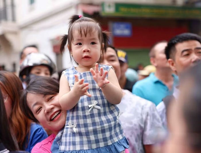 Phụ huynh, người thân chờ đón thí sinh bên ngoài điểm thi Trường THCS Ngô Sĩ Liên (phường Cửa Nam). (Ảnh: Thanh Tùng/ TTXVN)