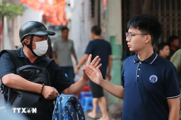 Đồng hành cùng sĩ tử tại điểm thi trường THPT Nguyễn Gia Thiều (Hà Nội). (Ảnh: Minh Quyết/TTXVN)