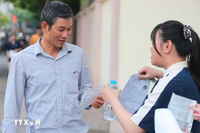 Đồng hành cùng sĩ tử tại điểm thi trường THPT Nguyễn Gia Thiều (Hà Nội). (Ảnh: Minh Quyết/TTXVN)