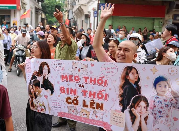 Thí sinh phấn khởi hoàn thành môn thi đầu tiên tại điểm thi Trường THCS Ngô Sĩ Liên (phường Cửa Nam). (Ảnh: Thanh Tùng/TTXVN)