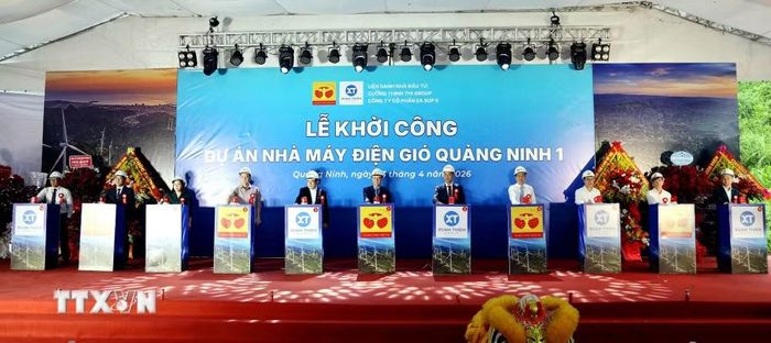 Các đại biểu ấn nút khởi công nhà máy Điện gió Quảng Ninh 1. (Ảnh: Đức Hiếu/TTXVN)