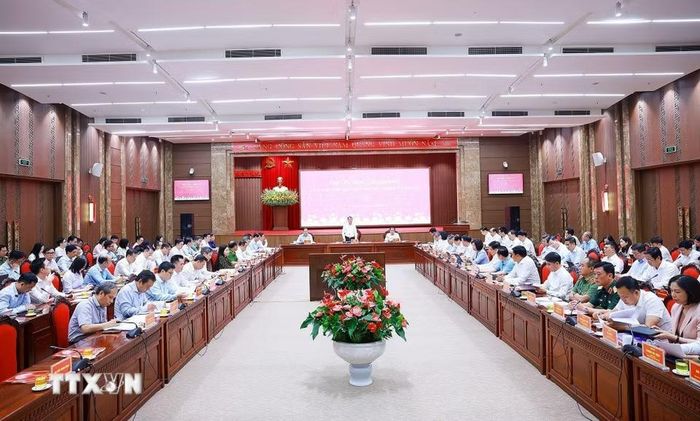 Thủ tướng Lê Minh Hưng làm việc với Ban Thường vụ Thành ủy Hà Nội. (Ảnh: Dương Giang/TTXVN)