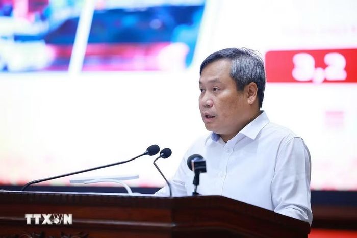 Chủ tịch Ủy ban Nhân dân Thành phố Hà Nội Vũ Đại Thắng báo cáo tình hình kinh tế-xã hội thành phố. (Ảnh: Dương Giang/TTXVN)