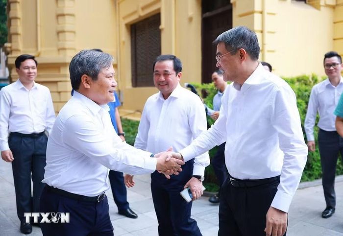 Thủ tướng Lê Minh Hưng đến làm việc với Ban Thường vụ Thành ủy Hà Nội. (Ảnh: Dương Giang/TTXVN)