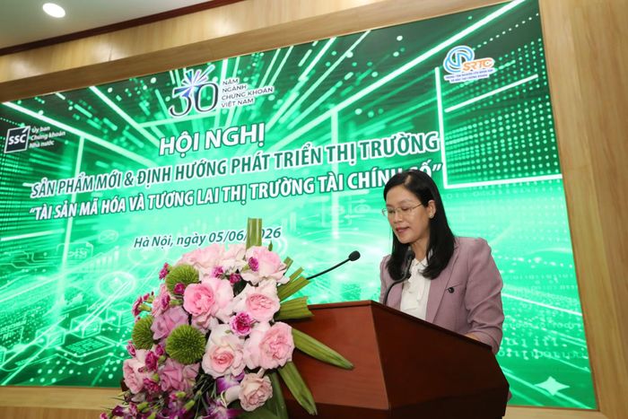 Thượng tá Lê Thị Thế Hoàng chia sẻ các nhóm hành vi vi phạm điển hình trong lĩnh vực tài sản mã hóa. (Ảnh: Vietnam+)
