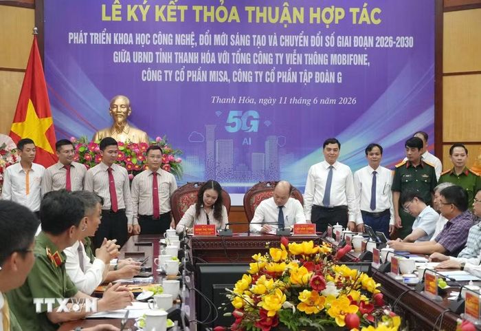 Lãnh đạo Ủy ban Nhân dân tỉnh Thanh Hóa ký kết biên bản hợp tác với lãnh đạo Công ty Cổ phần MISA về chuyển đổi số. (Ảnh: Việt Hoàng/TTXVN)