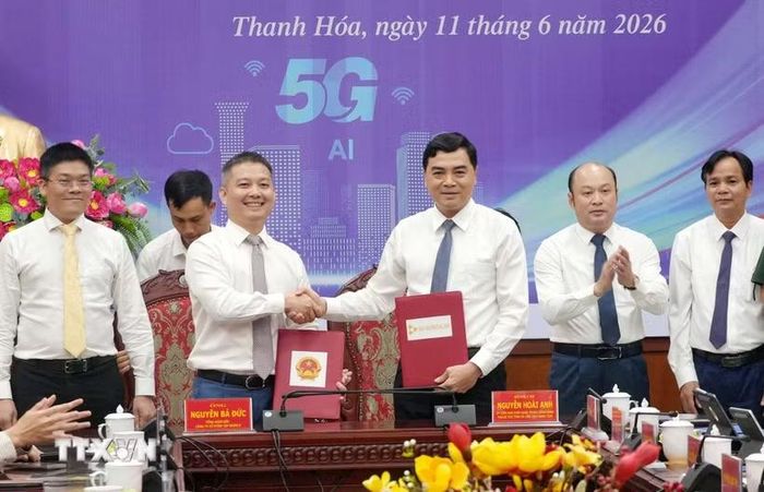 Lãnh đạo Ủy ban Nhân dân tỉnh Thanh Hóa ký kết biên bản hợp tác với lãnh đạo Công ty Cổ phần Tập đoàn G về chuyển đổi số. (Ảnh: Việt Hoàng/TTXVN)