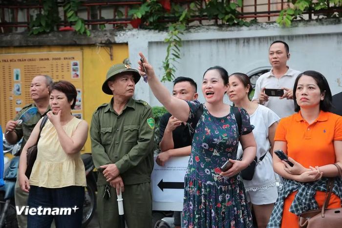 Ngoài khu vực thi, nhiều phụ huynh đã chờ sẵn để đón con sau khi hoàn thành môn thi "nặng ký" thứ hai của kỳ thi, sau môn Ngữ văn vào buổi sáng. (Ảnh: Hoài Nam/Vietnam+)