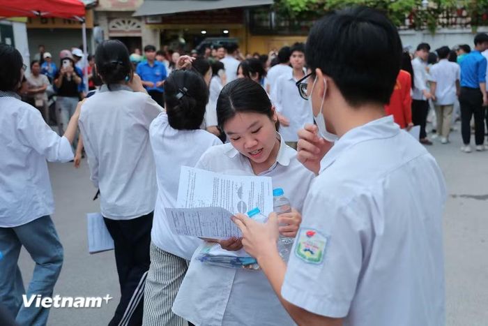Trong ngày thi thứ hai, thí sinh tiếp tục với hai bài thi tự chọn, mỗi bài kéo dài 50 phút. Thời gian làm bài môn thứ nhất từ 7 giờ 35 đến 8 giờ 25, môn thứ hai từ 8 giờ 40 đến 9 giờ 30. (Ảnh: Hoài Nam/Vietnam+)