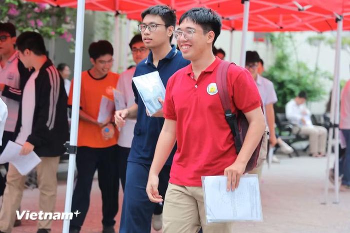 Theo ghi nhận của phóng viên tại điểm thi trường THCS Nguyễn Trường Tộ (Hà Nội), cảm xúc của phần đông thí sinh là khá tích cực và lạc quan. (Ảnh: Hoài Nam/Vietnam+)