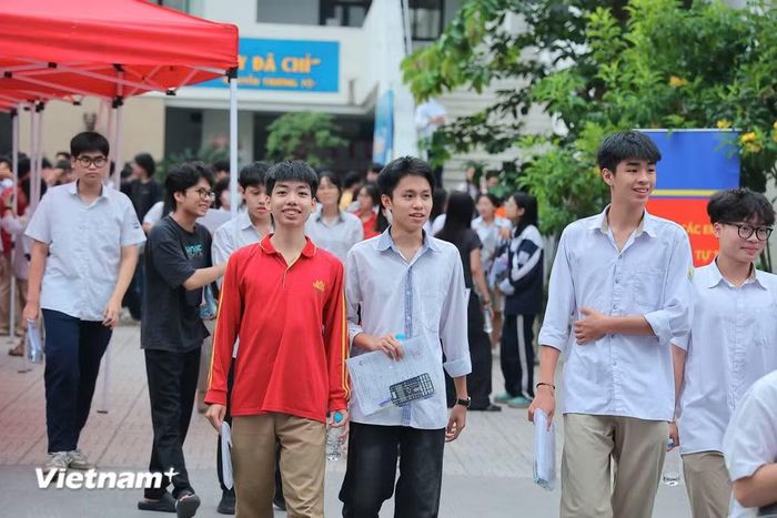 Như vậy, sỹ tử 2008 đã chính thức khép lại ngày thi đầu tiên. Ngày thi thứ hai (12/6) sẽ bắt đầu với hai mốc: 7 giờ 30 phút (phát đề) và 7 giờ 35 phút (làm bài). (Ảnh: Hoài Nam/Vietnam+)