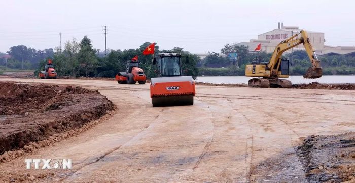 Phương tiện, máy móc thi công Dự án Nút giao IC2 kết nối đường Nguyễn Tất Thành với cao tốc Nội Bài-Lào Cai tại phường Phúc Yên. (Ảnh: Hoàng Hùng/TTXVN)