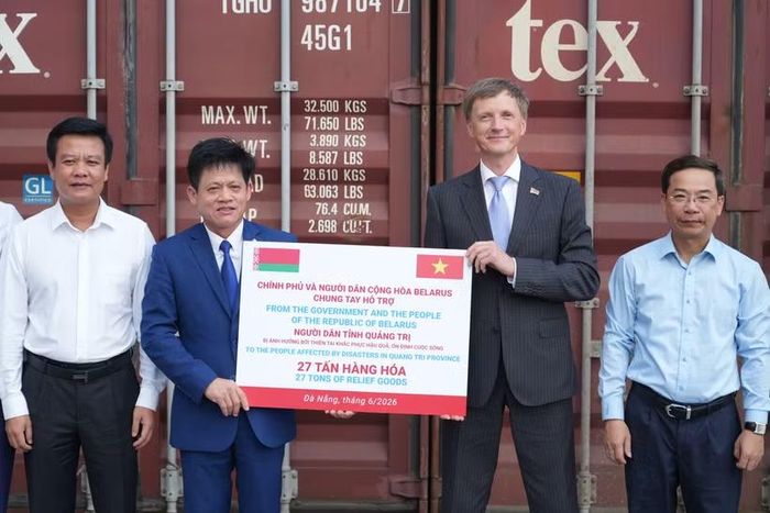 Ông Oleg Shloma, Tham tán Đại sứ, Phó Đại sứ, Đại sứ quán Cộng hòa Belarus tặng bảng tượng trưng cho ông Lê Văn Bảo, Phó Chủ tịch Ủy ban nhân dân tỉnh Quảng Trị. (Ảnh: Thanh Phong/Vietnam+)