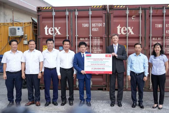 Hàng viện trợ từ Cộng hòa Belarus cho tỉnh Quảng Trị đã đến Cảng Tiên Sa (Đà Nẵng). (Ảnh: Thanh Phong/Vietnam+)